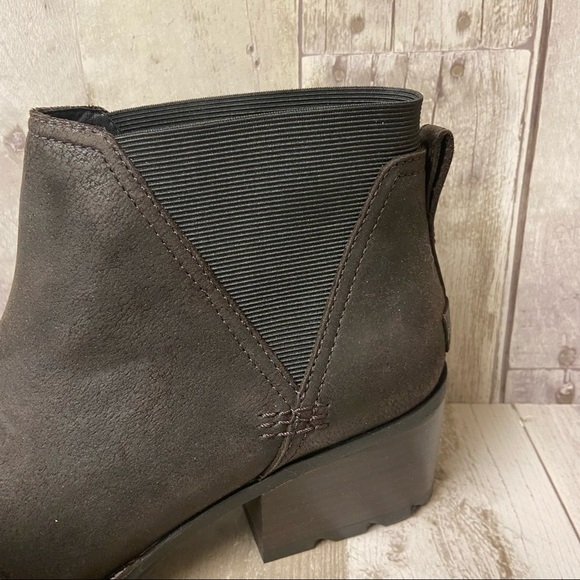 NWB Sorel Cate Lug Sole Chelsea Booties Size 11 - Picture 2 of 11